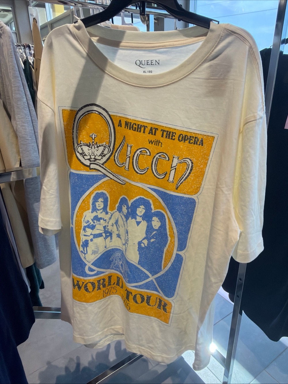 Que Cream Short Sleeve Tee with Blue & Yellow Tour Graphic